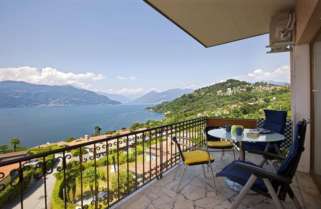 1½-Zimmer-Wohnung mit Balkon und atemberaubendem Seeblick in einer Residenz mit Pool