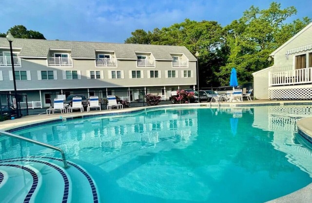 11 Beach Club! 2 short blocks to the ocean! Pool!