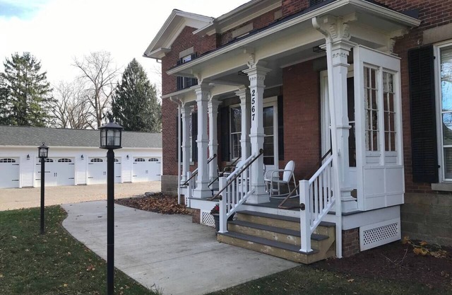 #11 Full kitchen, private w/ easy highway access