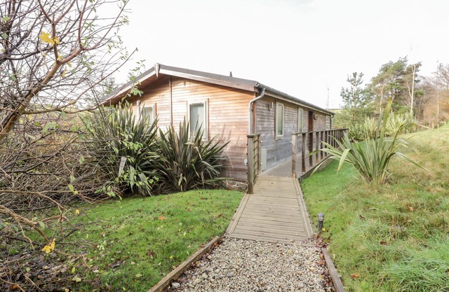 11 LAKE VIEW, country holiday cottage, with hot tub in Lanreath