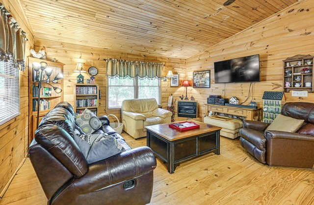 11 Mi to Dtwn: Franklin Cabin w/ Porch!