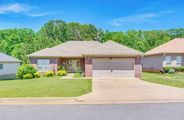 11 Mi to Dtwn Little Rock: Home w/ Large Deck!