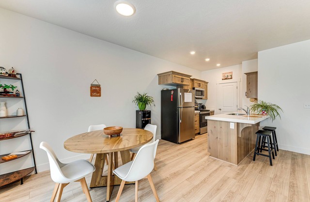 11 Mi to Utah Lake: Newly Built Family Townhome!