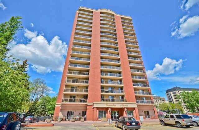 1100 sq. ft. Downtown Condo, 1 bedroom, 1 office with 2 full bathrooms.