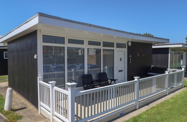114 CHERRY PARK, pet friendly, with a garden in Chapel St Leonards
