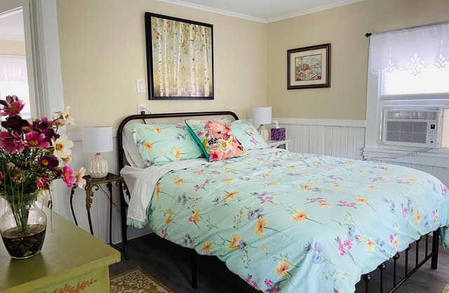 115 Rose Cottage with 2 bedroom walk to Groton Bay
