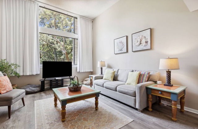 1164 Beach Walker - Adorable oceanfront, just steps to the beach and pool!