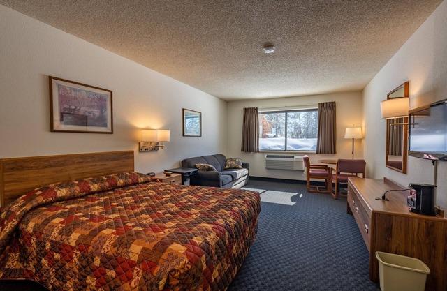 118 Queen Room With Sleeper Sofa And Jetted Tub 1 Bedroom Studio by Redawning