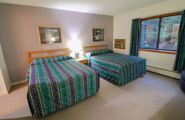 Standard Hotelzimmer mit zwei Doppelbetten