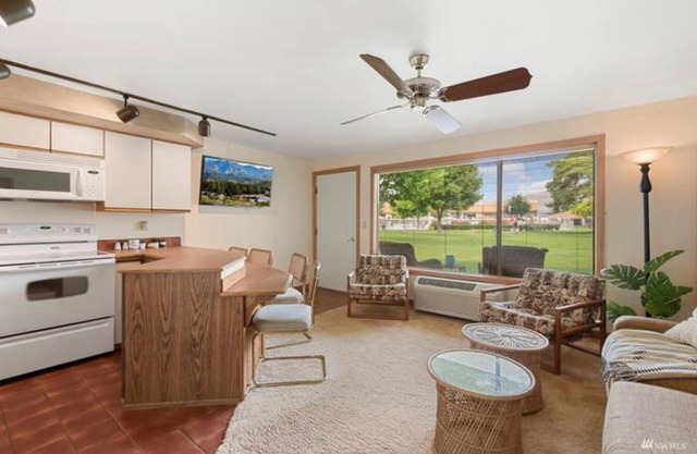 #119 Crescent Bar Tropical Paradise with access to large pool and hot tub