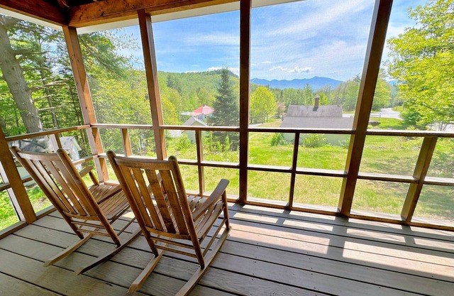 11G Quintessential New England Cottage with Fantastic Views and Dog Friendly!