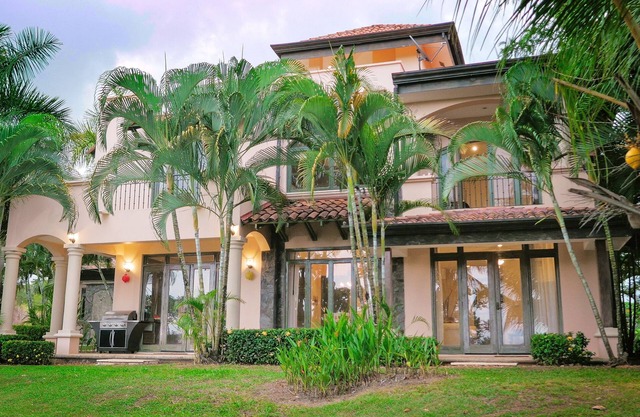 123: GRAND ESTATE, 3 POOLS, OCEAN VIEWS, YOGA TERRASSEN, PINGPONG, COOL BREEZES !!