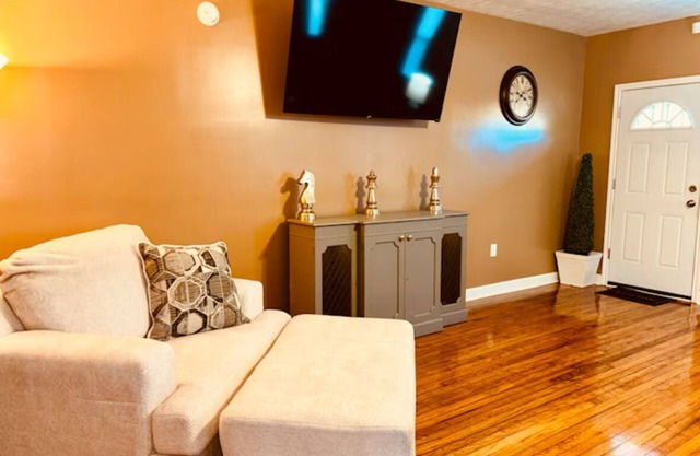 12 GUEST HOME IN HISTORIC DISTRICT WITH FAMILY FRIENDLY PATIO