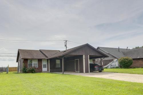 12 Mi to St Louis Pet-Friendly Metro East Home