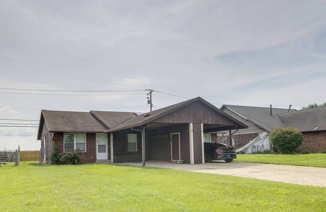 12 Mi to St Louis: Pet-Friendly Metro East Home