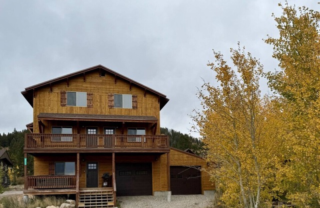 12 miles from Yellowstone with incredible views - Grizzly Lodge