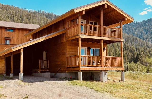 Kabine mit 3 Betten / 2 Bädern, 12 Minuten vom Yellowstone Park entfernt - für 8 Personen. Erstaunliche Aussichten.