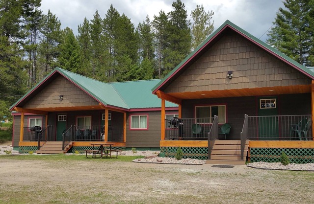Forellenlauf bei Lazy Bear Lodging 10 Meilen / 12 Minuten zum Glacier National Park