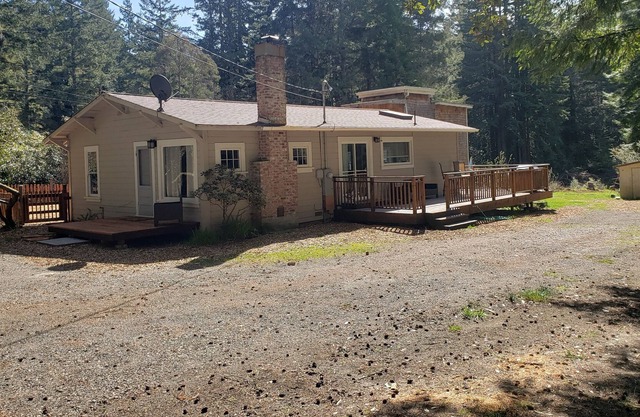 10 minutes to Mendocino Family-sized home with large deck with grill and seating