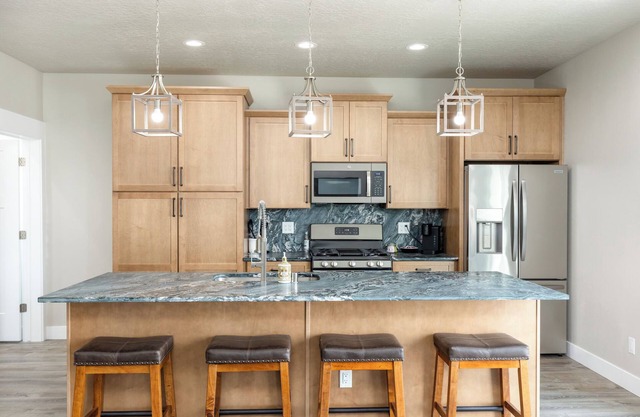 #12 Spacious 5-bedroom, 3bathroom, 2 car garage house in Elko near Walmart