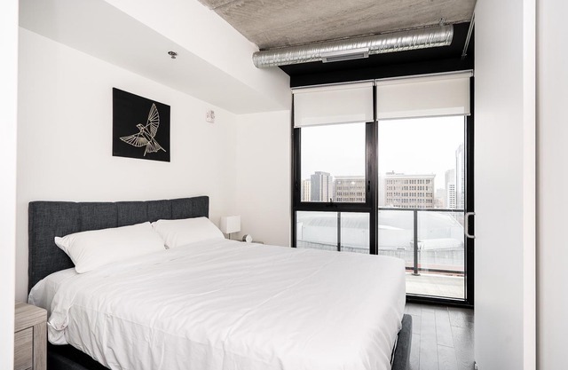 (1208)Downtown Glasshouse Beautiful 2BR 2BATH +Fast WiFi (311)