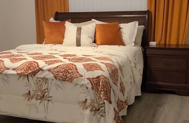 13.5 Miles to Disneyland! Family sized townhome in a quiet community.