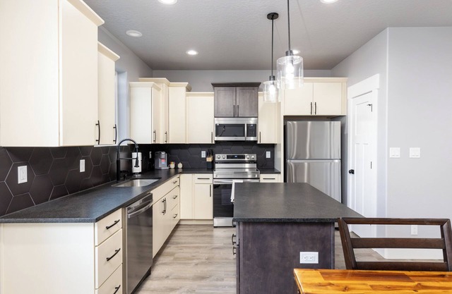 #13 Brand NEW Modern Farmhouse Room - Comfy, Relaxing and Peaceful stay