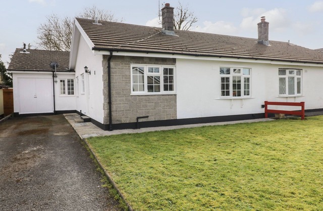 13 LYNDHURST AVENUE, pet friendly, with a garden in Kilgetty