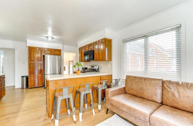 13 Mi to Downtown Detroit Bright Home