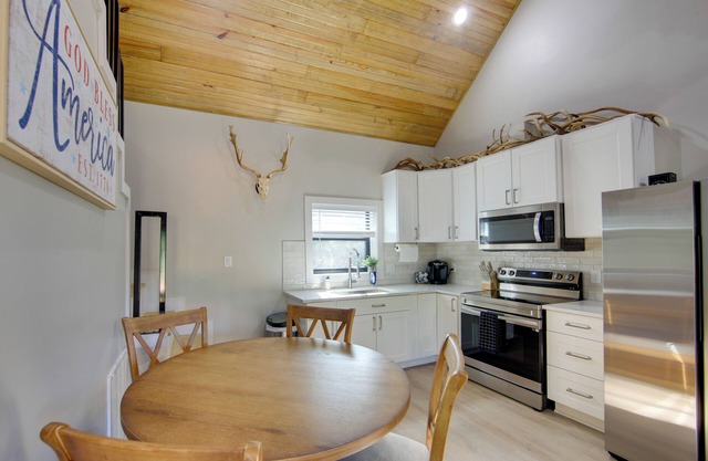 13 Mi to Dtwn Palestine: Modern Cabin w/ Fire Pit