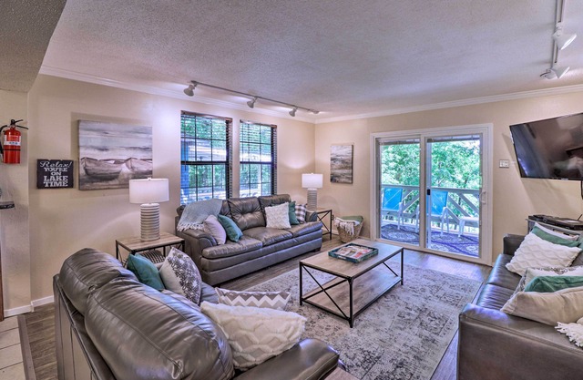 13 Mi to Hot Springs: Serene Royal Home w/ Deck!