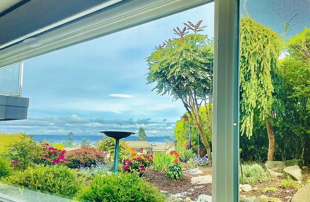 1300sft designer’s Spacious sea-view home surrounded by well maintained garden.