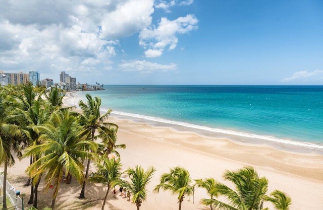 Genießen Sie Isla Verde in einer geräumigen Luxuswohnung mit 3BR-2BTH sowie Stadt- und Meerblick