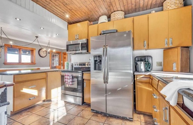1315 Knight · Pinot Peak: Waterfront Log Cabin in Arden