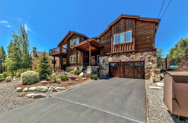 1376MD MNT Contemporary come play in the mountains