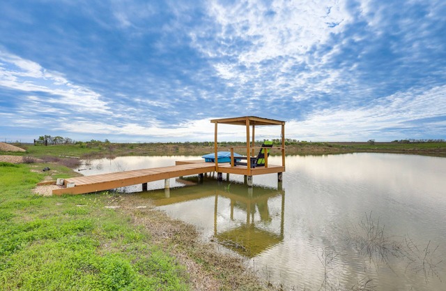 14 Acres w/ Pond Access: Farmhouse in Temple!