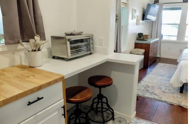 #14 Darling Vintage Apt - Historic Downtown Strip
