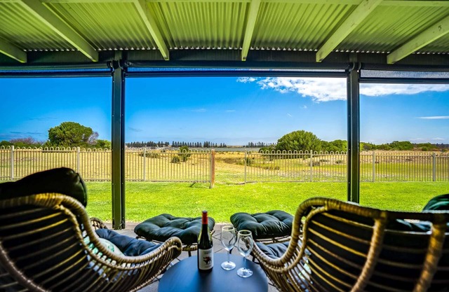 14 Excelsior Pde - Pets Negotiable - Waterviews