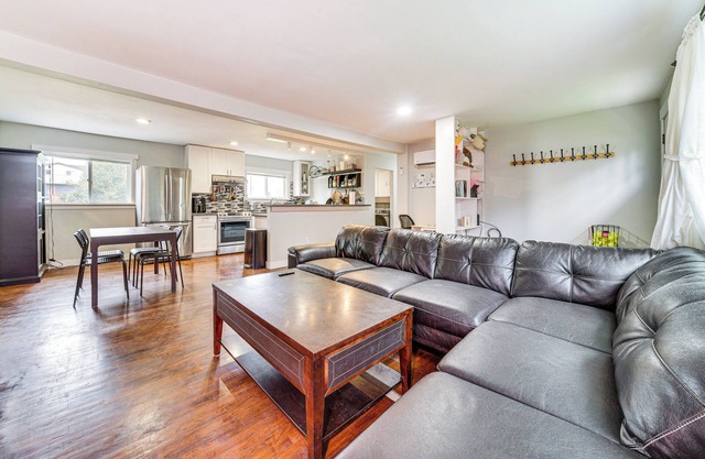14 Mi to Dtwn Seattle: Sleek Home w/ Large Yard