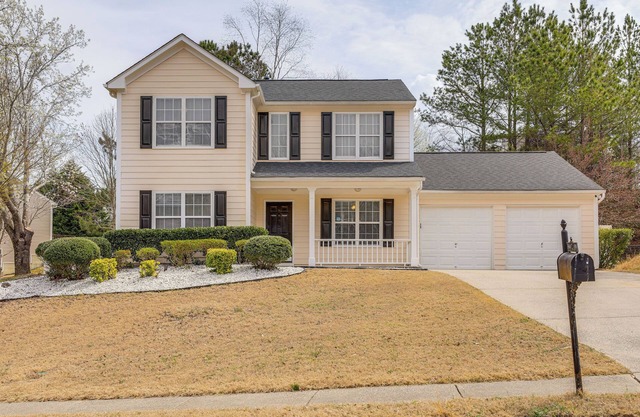 14 Mi to Lake Lanier: Family Home w/ Yard