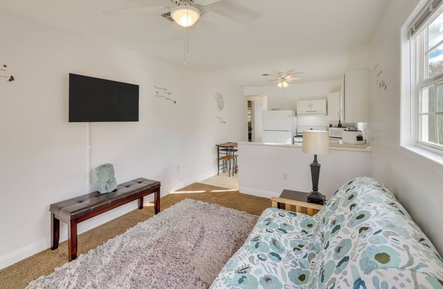 14 Mi to Montgomery: Quaint Couple's Apartment