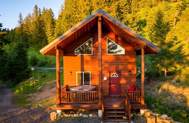 In der Nähe von Yellowstone Park. HEISSE WANNE AUF DECK! Am Fuße des privaten Berges.