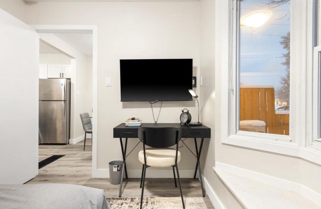 14 minutes from Downtown Ottawa, Elegant brand new home