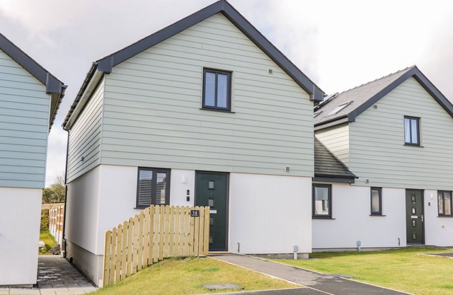 14 PARC DELFRYN, pet friendly, with a garden in Benllech