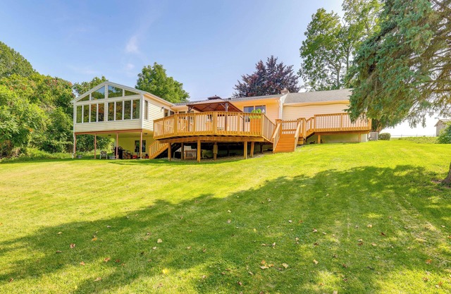 ‘1440 Getaway’ w/ Yard & Deck ~ 16 Mi to Rochester