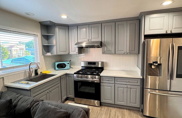 14453-A 2B2B House with Full Kitchen Built in Washer Dryer Gated Parking