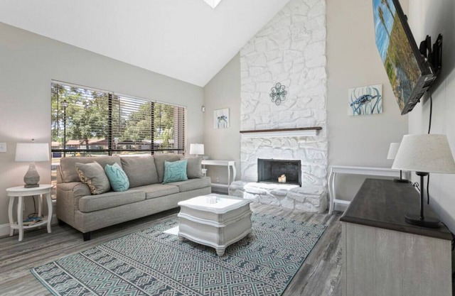 The Palms Retreat🏝️ 3.5 miles from Jax Beaches and Mayo Clinic.