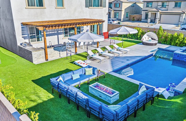 15 Bed, Glow Gameroom, Putting green, Pool & BBQ