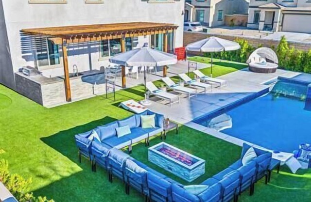 15 Bed, Glow Gameroom, Putting green, Pool & BBQ