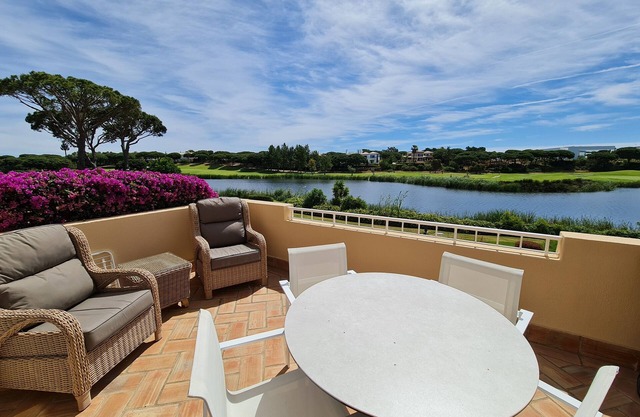 2 bed apartment with breathtaking lake views in Sao Lourenço, Quinta do Lago